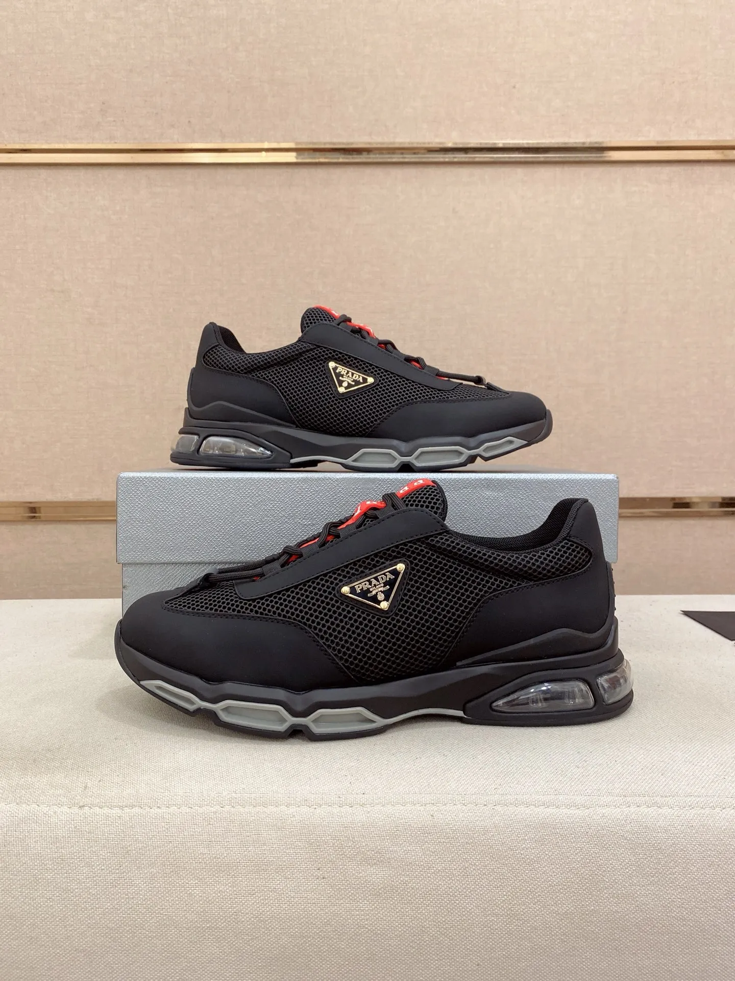 Factory price 660💰 ✔️✔️✔️High version High-quality new PRADA (Prada) counters are on the market at the same time, new men's shoes, 😘fabrics imported first-layer cowhide and mesh fabrics, purely handmade. Lining: Full cowhide lining. 👍🏿 High-end ☄️ air-cushion molded anti-slip rubber outsole, exquisite lines, simple and elegant, comfortable and high-end for leisure travel. Code number: 38 to 45